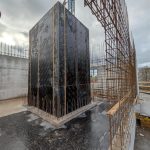 Osm mohutných vazníků na střechu nového pavilonu ZŠ T. Šobra přivezli stavbaři do Písku z Vídně