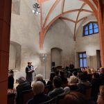 Bechyňská keramika ovládla gotický sál. Vernisáž propojila vzácné exponáty se vzpomínkami pamětníků