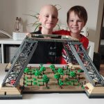 Martínek Kováč z Hrejkovic bojuje se zákeřnou nemocí. Plánuje uspořádat výstavu sestav Lega, které sám poskládal během léčby