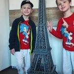 Martínek Kováč z Hrejkovic bojuje se zákeřnou nemocí. Plánuje uspořádat výstavu sestav Lega, které sám poskládal během léčby