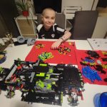 Martínek Kováč z Hrejkovic bojuje se zákeřnou nemocí. Plánuje uspořádat výstavu sestav Lega, které sám poskládal během léčby