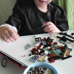 Martínek Kováč z Hrejkovic bojuje se zákeřnou nemocí. Plánuje uspořádat výstavu sestav Lega, které sám poskládal během léčby