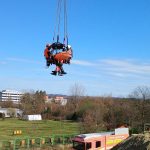 Po pádu dělníka ze stavby nebyl kvůli dispozicím staveniště možný zásah letecké záchranky. Zraněného snesli stavebním jeřábem