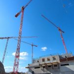 Po pádu dělníka ze stavby nebyl kvůli dispozicím staveniště možný zásah letecké záchranky. Zraněného snesli stavebním jeřábem