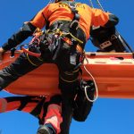 Po pádu dělníka ze stavby nebyl kvůli dispozicím staveniště možný zásah letecké záchranky. Zraněného snesli stavebním jeřábem