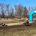 Motory burácely v blátě. Jubilejní pětadvacátý Fichtel day ovládl Karvánky