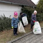 Při úklidu Chotovin se našla v křoví i peněženka. Byla prázdná