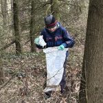 Při úklidu Chotovin se našla v křoví i peněženka. Byla prázdná