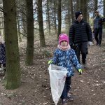Při úklidu Chotovin se našla v křoví i peněženka. Byla prázdná