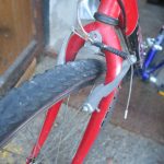 Cyklista ve Větřní sjížděl z kopce bez držení řídítek. Srazil chodkyni, na místo letěl vrtulník