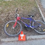 Cyklista ve Větřní sjížděl z kopce bez držení řídítek. Srazil chodkyni, na místo letěl vrtulník