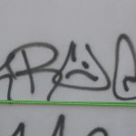 Sprejer počmáral fasádu domu ve Strakonicích. Pátrá po něm policie