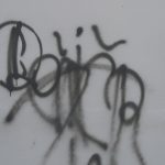 Sprejer počmáral fasádu domu ve Strakonicích. Pátrá po něm policie