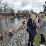 Otužilci skočili do Vltavy, aby pomohli rodinám dětí s postižením. Čekal jsem to horší, řekl jeden z nováčků