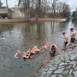 Otužilci skočili do Vltavy, aby pomohli rodinám dětí s postižením. Čekal jsem to horší, řekl jeden z nováčků