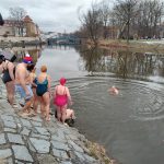 Otužilci skočili do Vltavy, aby pomohli rodinám dětí s postižením. Čekal jsem to horší, řekl jeden z nováčků