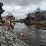 Otužilci skočili do Vltavy, aby pomohli rodinám dětí s postižením. Čekal jsem to horší, řekl jeden z nováčků