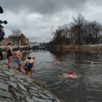 Otužilci skočili do Vltavy, aby pomohli rodinám dětí s postižením. Čekal jsem to horší, řekl jeden z nováčků