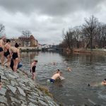 Otužilci skočili do Vltavy, aby pomohli rodinám dětí s postižením. Čekal jsem to horší, řekl jeden z nováčků