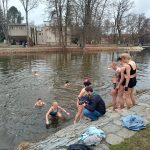 Otužilci skočili do Vltavy, aby pomohli rodinám dětí s postižením. Čekal jsem to horší, řekl jeden z nováčků