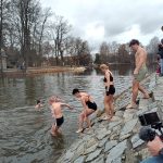 Otužilci skočili do Vltavy, aby pomohli rodinám dětí s postižením. Čekal jsem to horší, řekl jeden z nováčků