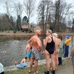 Otužilci skočili do Vltavy, aby pomohli rodinám dětí s postižením. Čekal jsem to horší, řekl jeden z nováčků