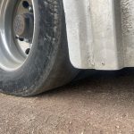 Cizinec převážel skot napříč Evropou s poškozeným přívěsem, kterému chybělo kolo