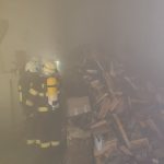 V hale ve Vyšším Brodě hořelo uskladněné dřevo