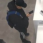 Podvodník obral ženu z Budějovicka o úspory. Policie pátrá po muži z fotografie