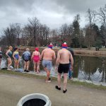 Otužilci skočili do Vltavy, aby pomohli rodinám dětí s postižením. Čekal jsem to horší, řekl jeden z nováčků