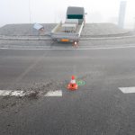 Řidič auta s přívěsem na Prachaticku vyjel na středovou plochu kruhového objezdu. Skončil v péči lékařů