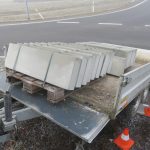 Řidič auta s přívěsem na Prachaticku vyjel na středovou plochu kruhového objezdu. Skončil v péči lékařů