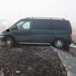 Řidič auta s přívěsem na Prachaticku vyjel na středovou plochu kruhového objezdu. Skončil v péči lékařů