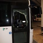 Vandal na autobusovém nádraží v Prachaticích poničil autobus