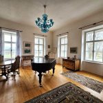 Zámek Dobrohoř zahájil sezonu. Před třinácti lety majitelé kupovali ruinu, teď nabízejí kulturní stánek