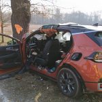 Na Jindřichohradecku se stala tragédie. Řidič zemřel po nárazu do stromu