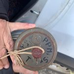 Muž přivezl autem na píseckou policii munici