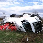 U obce Sedlec se převrátil kamion s pivem. Silnice I/20 bude několik hodin uzavřena