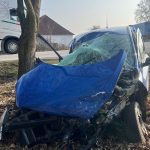 Doplnění k vážné nehodě na silnici I/20: Řidička Peugeotu zřejmě nedala přednost sanitě