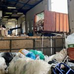 Den na skládce ve Vydlabech: Na pásu se občas objeví sexuální pomůcky, v bioodpadu třeba vysavač