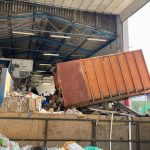 Den na skládce ve Vydlabech: Na pásu se občas objeví sexuální pomůcky, v bioodpadu třeba vysavač