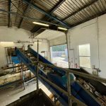 Den na skládce ve Vydlabech: Na pásu se občas objeví sexuální pomůcky, v bioodpadu třeba vysavač