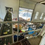 Den na skládce ve Vydlabech: Na pásu se občas objeví sexuální pomůcky, v bioodpadu třeba vysavač