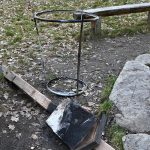 Na veřejném ohništi na píseckém Vohybale řádili vandalové. Město uvažuje o fotopasti