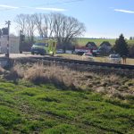 Řidič z ranního střetu auta s vlakem zemřel