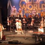 Video: Vyprodaný kulturní dům v Milevsku tleskal symfonickému ABBA World Revivalu vestoje