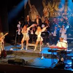 Video: Vyprodaný kulturní dům v Milevsku tleskal symfonickému ABBA World Revivalu vestoje