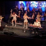 Video: Vyprodaný kulturní dům v Milevsku tleskal symfonickému ABBA World Revivalu vestoje