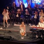 Video: Vyprodaný kulturní dům v Milevsku tleskal symfonickému ABBA World Revivalu vestoje