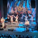 Video: Vyprodaný kulturní dům v Milevsku tleskal symfonickému ABBA World Revivalu vestoje